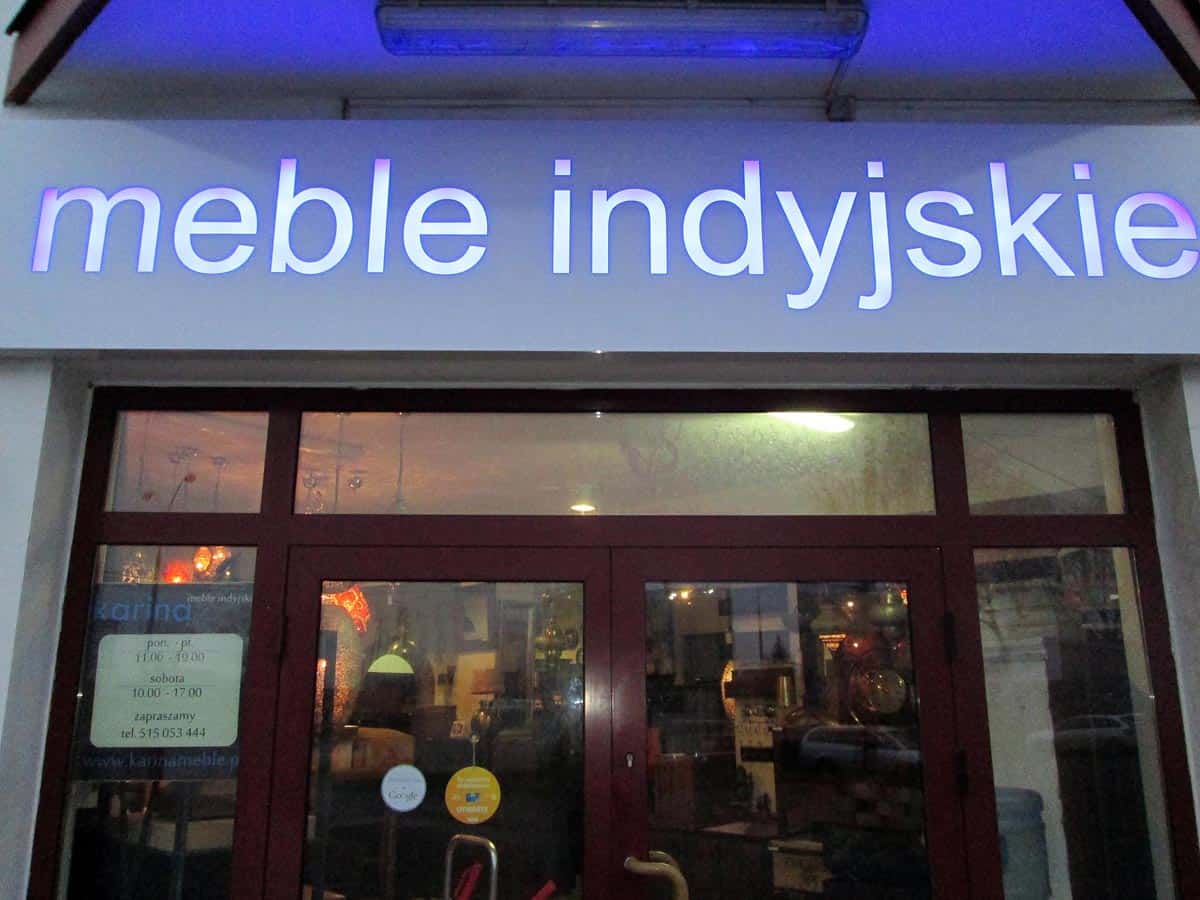 Podświetlana reklama.