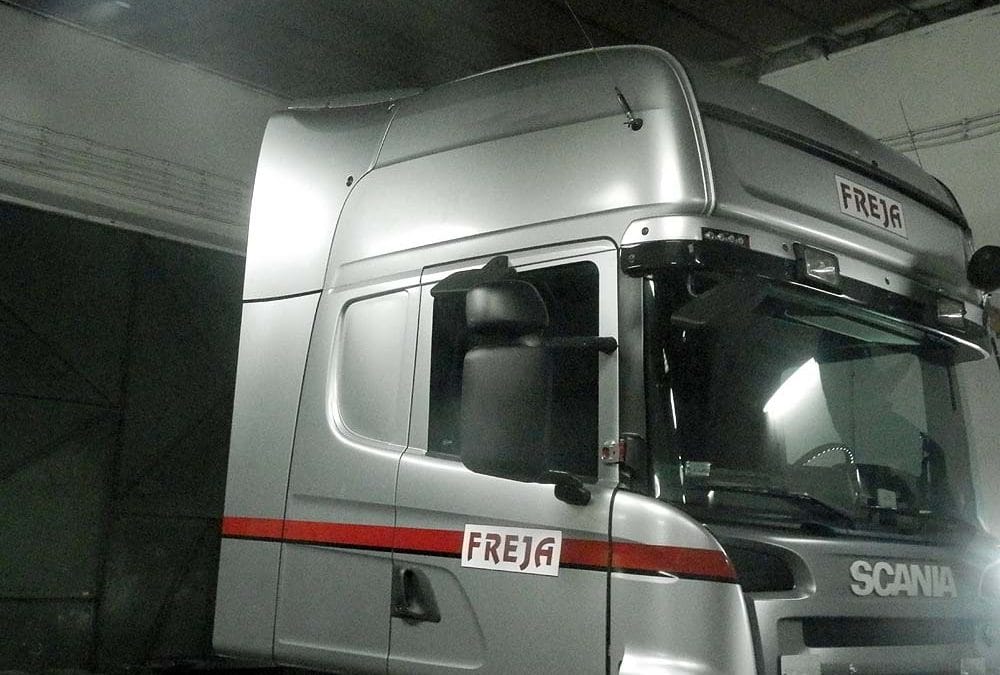 Oklejanie samochodów ciężarowych TIR – zmiana koloru