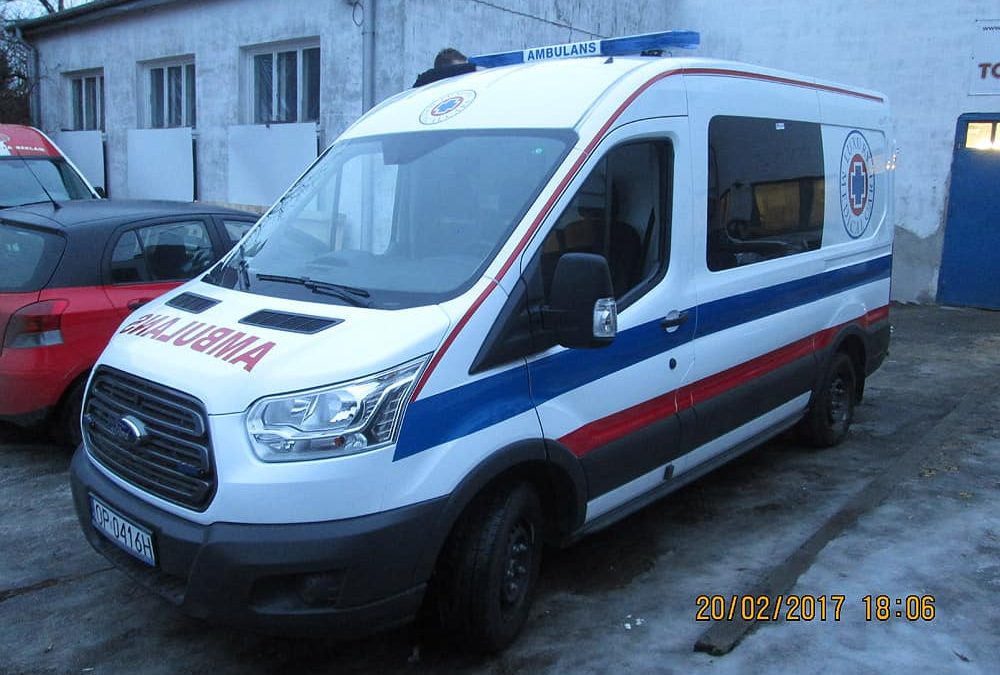 Jak prawidłowo oznakować ambulans? Pasy odblaskowe, kolory, napisy i projekt karetki