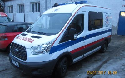Jak prawidłowo oznakować ambulans? Pasy odblaskowe, kolory, napisy i projekt karetki