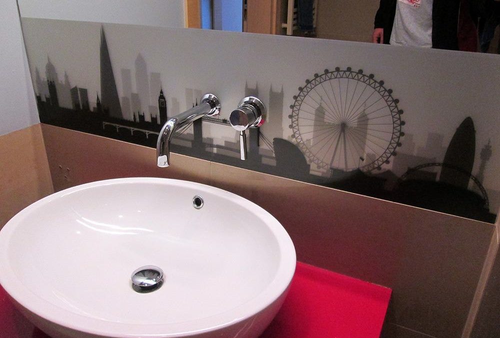 Oklejanie lustra w łazience