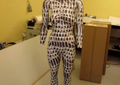 Oklejanie manekinów folią