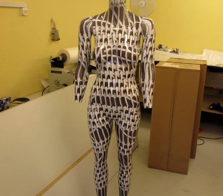 Oklejanie manekinów folią