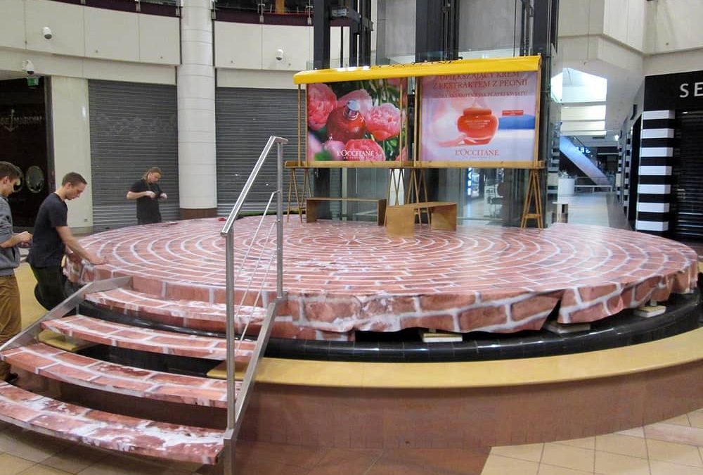 Oklejanie stoiska promocyjnego