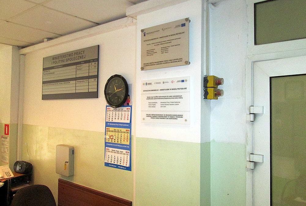 Tabliczki z plexi na dystansach