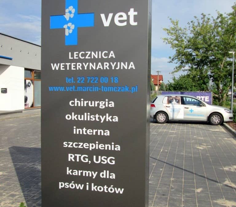 Pylon reklamowy podświetlany z dibondu