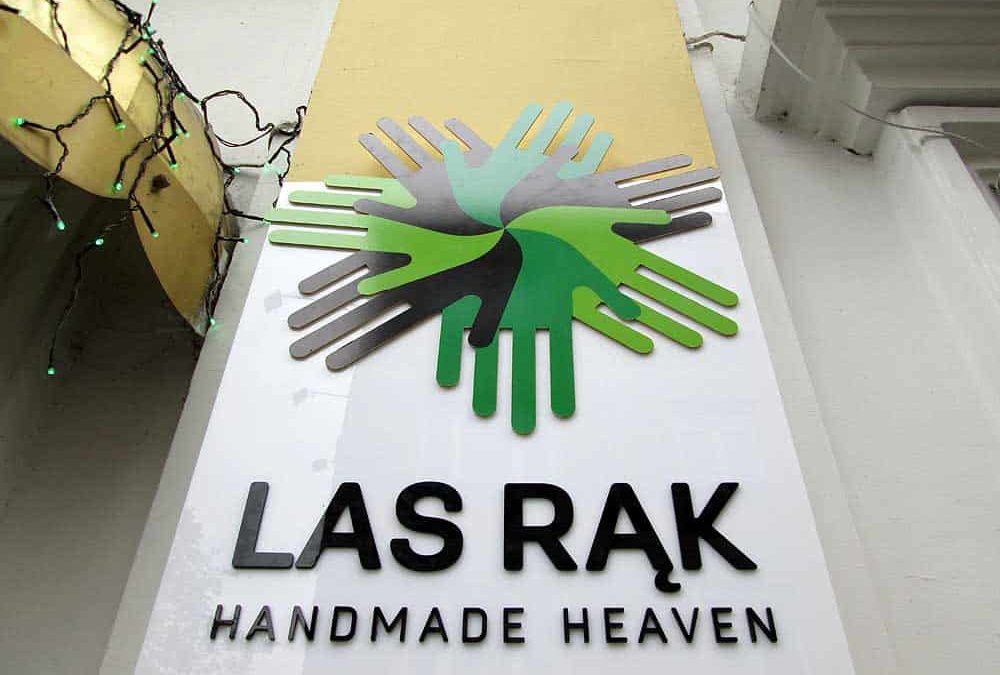 Reklama przestrzenna z plexi