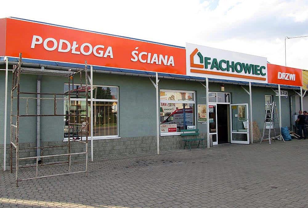 Branding salonu sprzedaży – litery ze styroduru