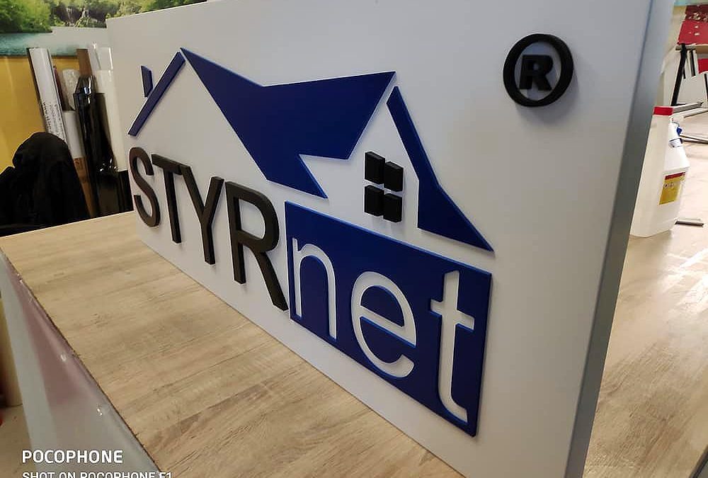 Logo przestrzenne z plexi