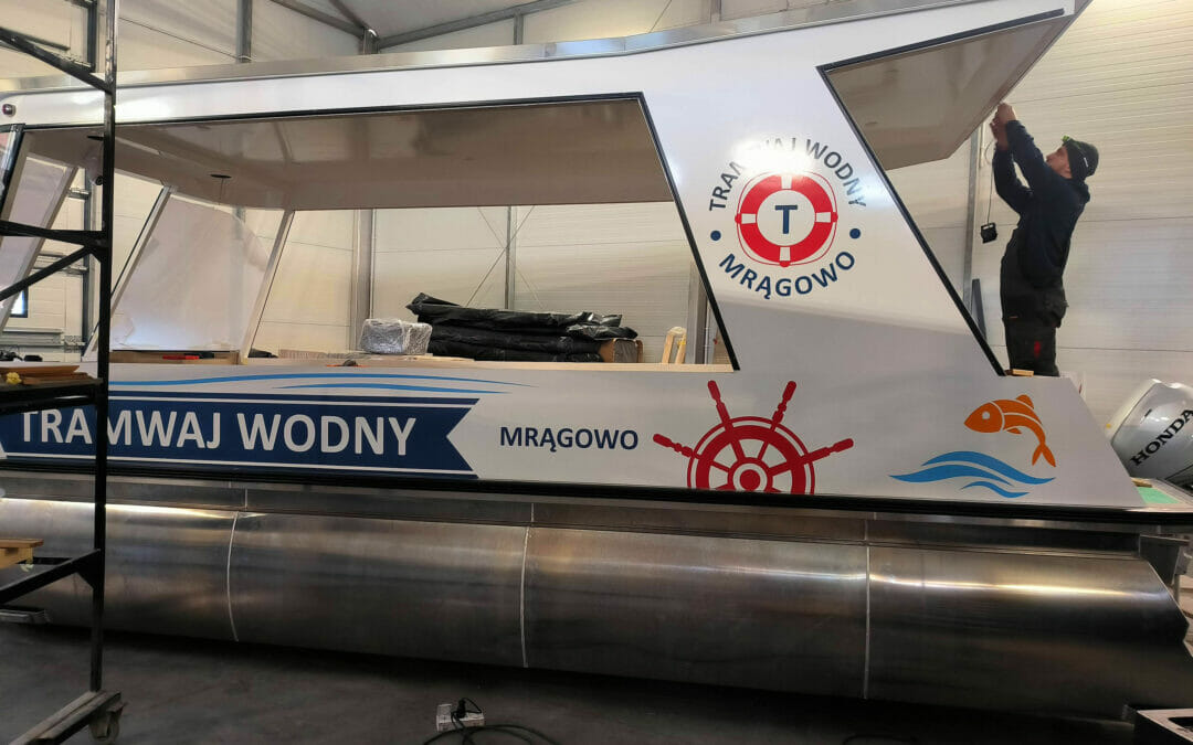 Oklejanie łodzi – tramwaj wodny