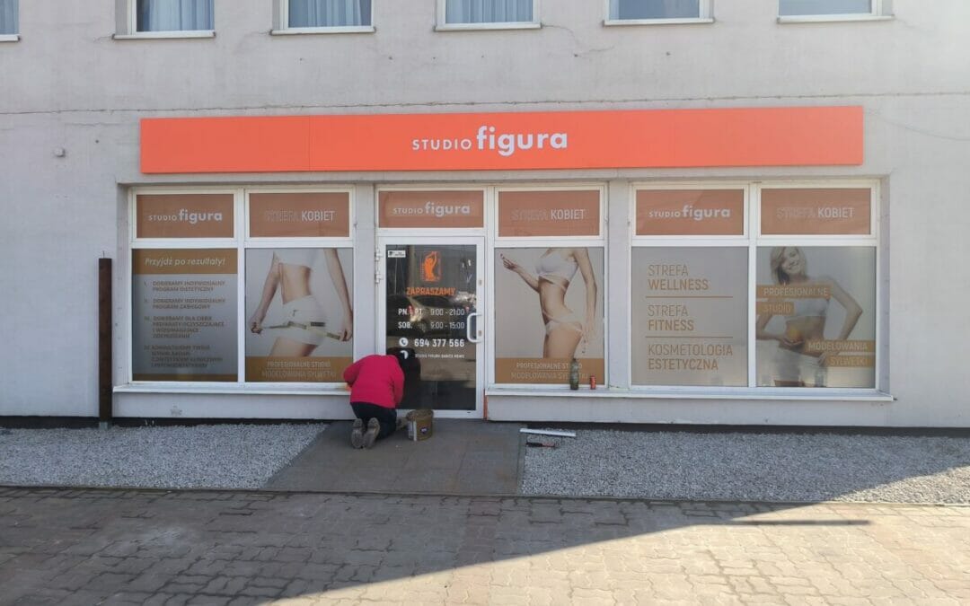 Reklama podświetlana – oklejenie szyb