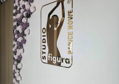 Oznakowanie ze złotej plexi