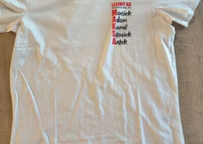 Nadruk DTF na bluzach i koszulkach