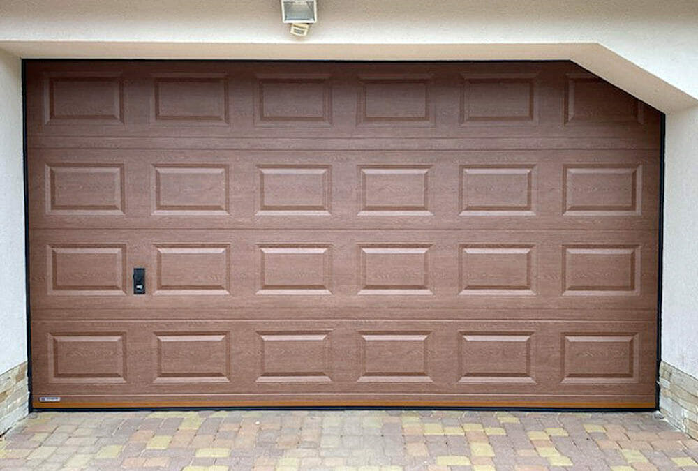 Oklejenie drzwi garażowych folią strukturalną