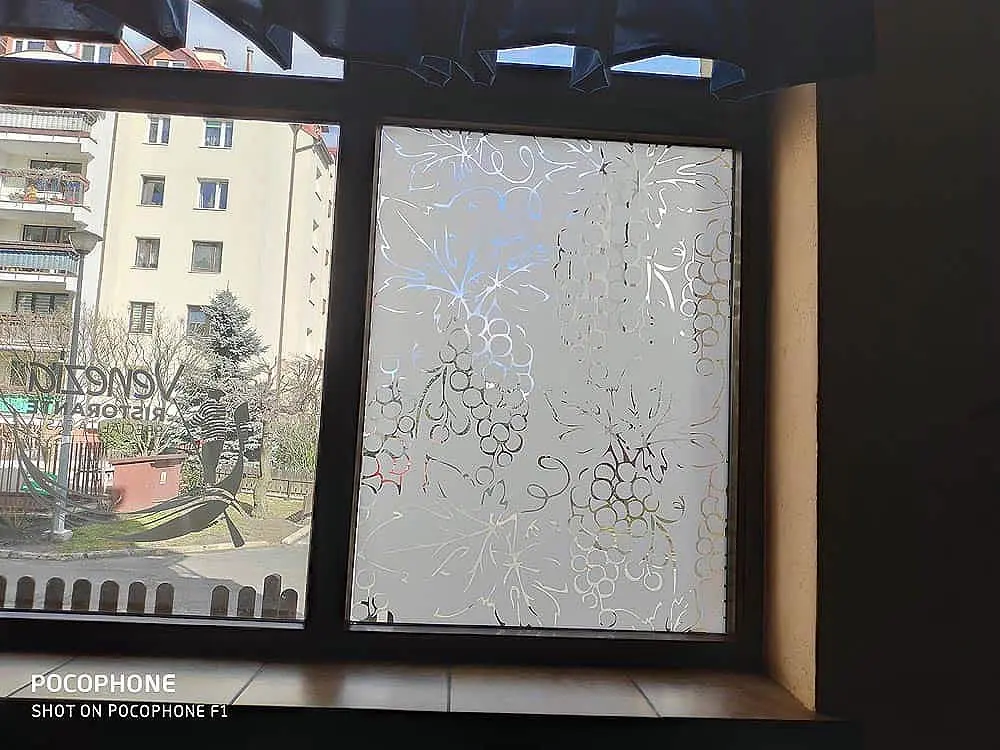 Dekoracyjna folia na witrynie lokalu na Bemowie