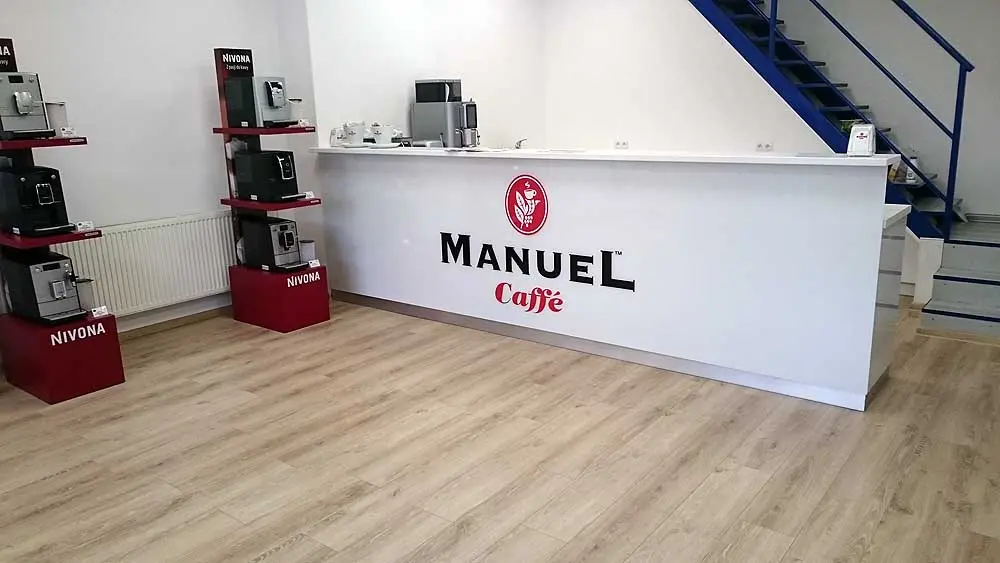 Logo zamontowane na ladzie recepcyjnej w Łomiankach Logo zamontowane na ladzie recepcyjnej w Łomiankach