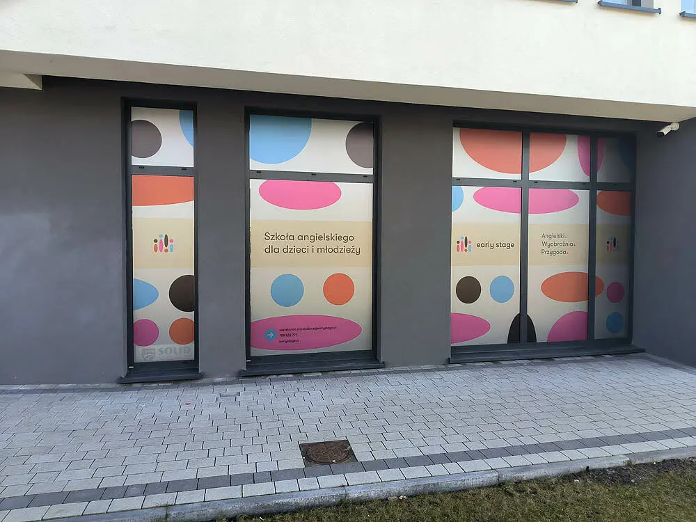 Kolorowe oklejenie witryny lokalu