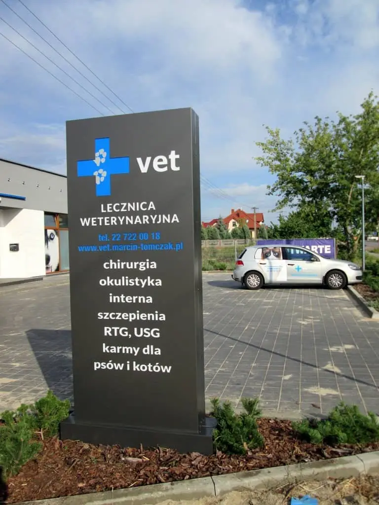 Pylon reklamowy przy lecznicy weterynaryjnej w Starych Babicach Pylon reklamowy przy lecznicy weterynaryjnej w Starych Babicach