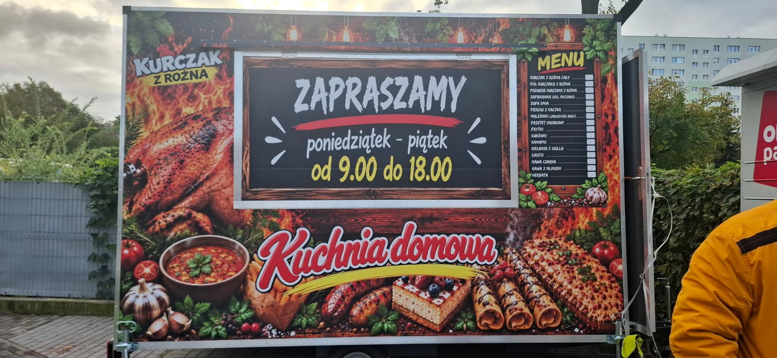 Oklejanie food trucka w Legionowie – realizacja Totalna Reklama, zdjęcie 1