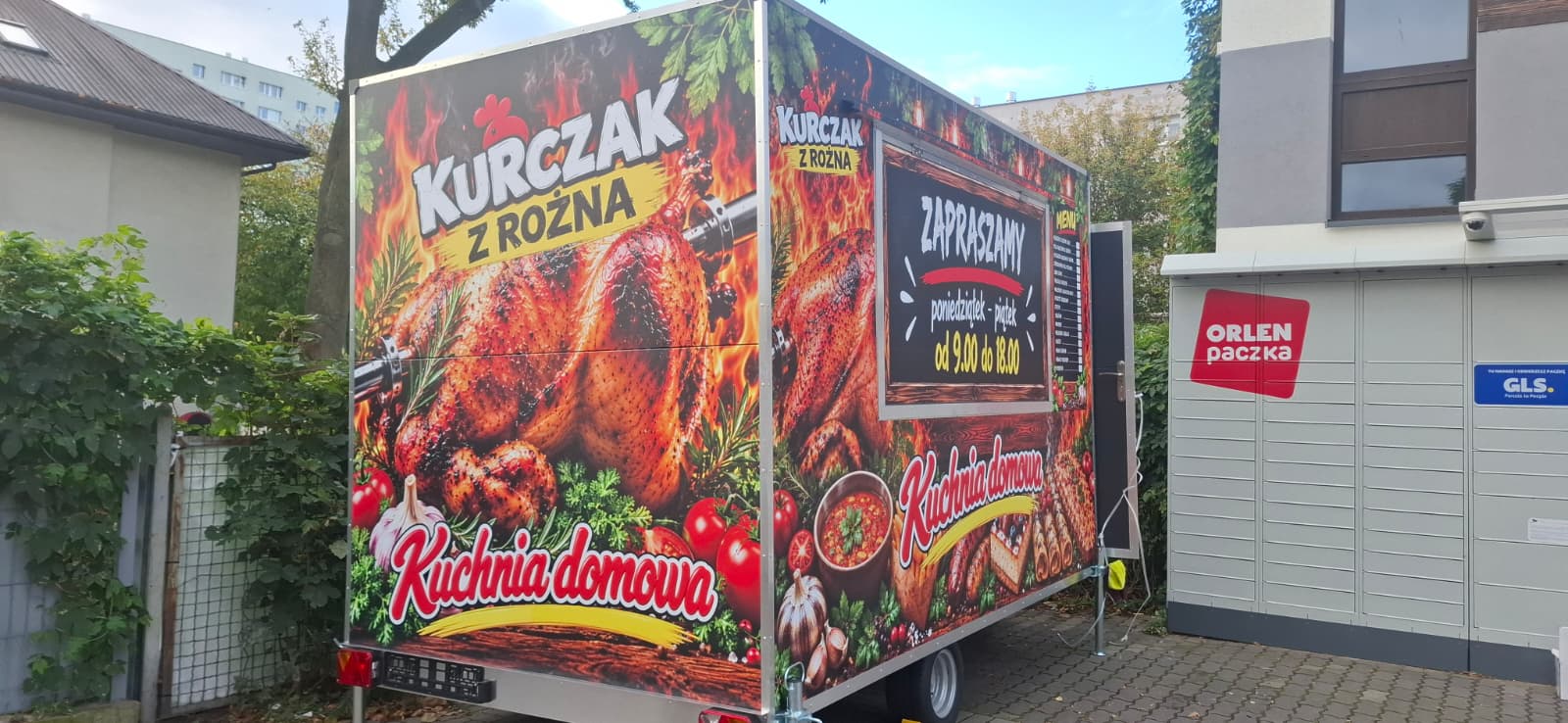 Oklejanie food trucka w Legionowie – realizacja Totalna Reklama, zdjęcie 2